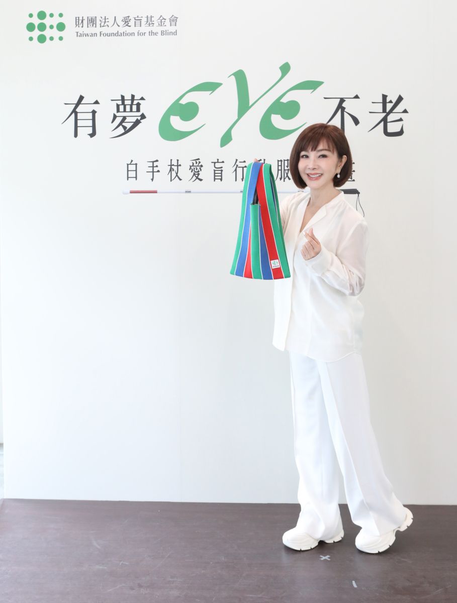 捐款500元支持白手杖愛盲行動,就送愛盲茄芷包,美鳳姐喜歡到出國玩都隨身帶著。