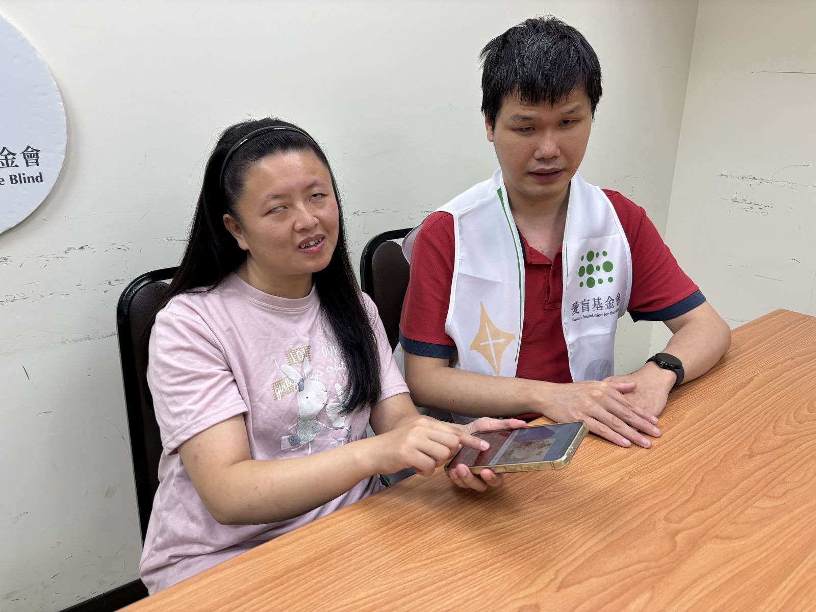 在同為視障者的盲電老師教導下，小筑學會使用手機，串起和外界聯繫的橋樑。