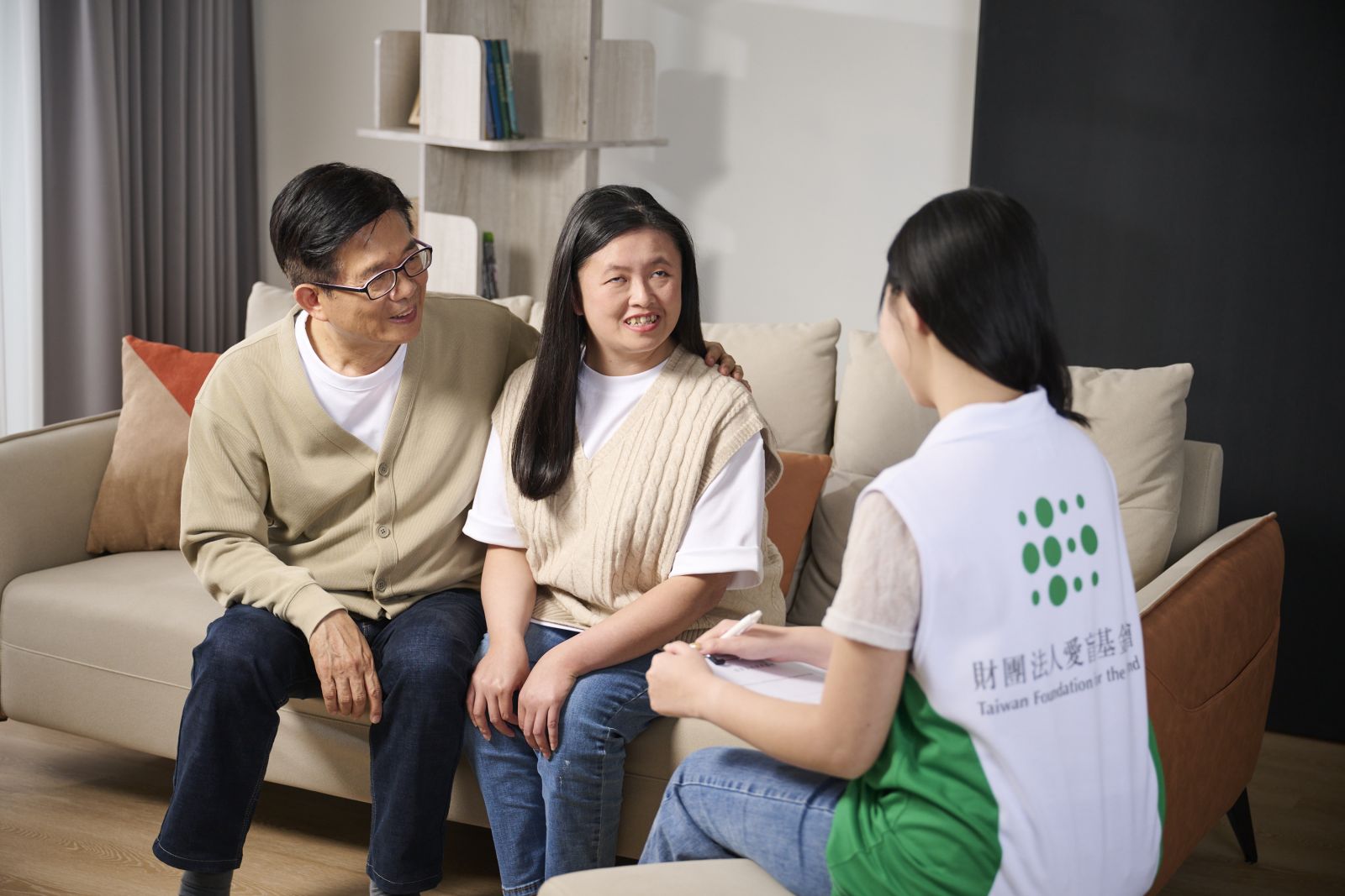 小筑父女與社工溫暖互動，小筑感受到尊重與信任，更有自信繼續學習。