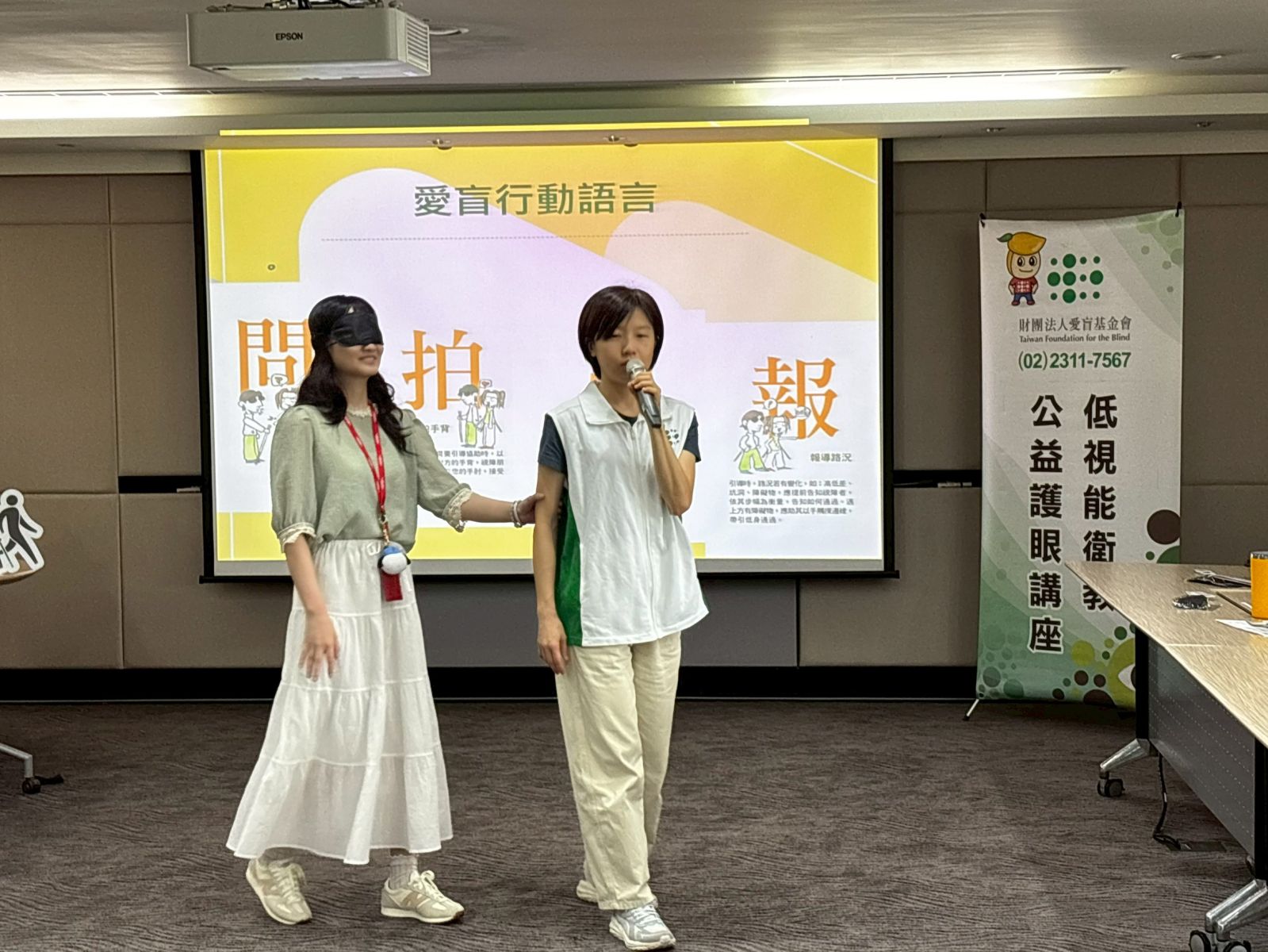 愛盲講師現場教學問拍引報及人導法，未來如果遇到需要幫助的視障者便可及時伸出援手。