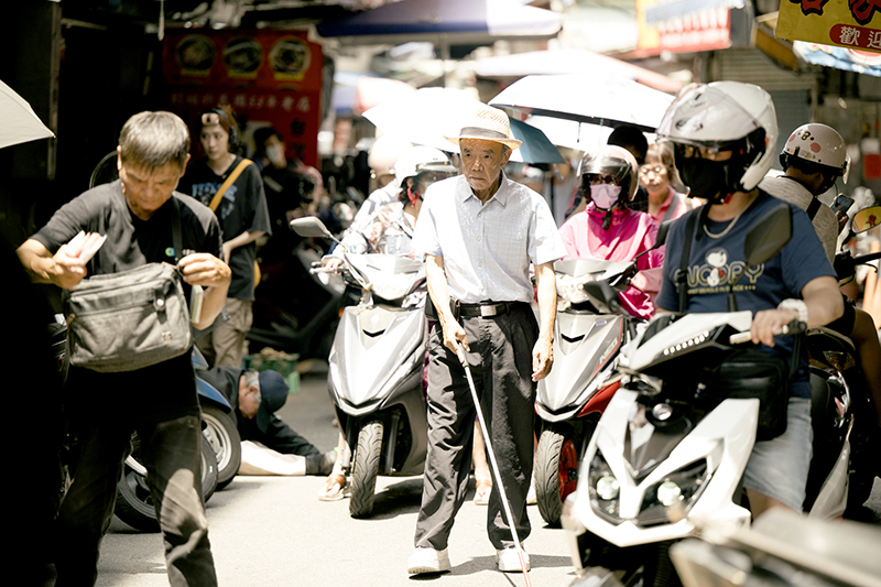 吳爺爺總是一個便當分兩餐吃，而租屋處附近車水馬龍的街道，處處充滿危險，讓他難以踏出家門。