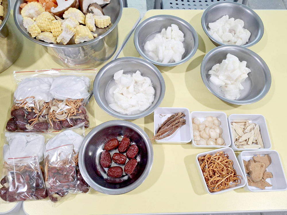 中藥搭配蔬菜烹煮出的食補湯品，美味又補身。