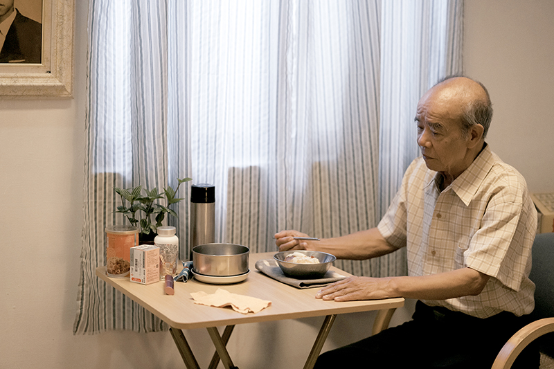 吳爺爺總是一個便當分兩餐吃，而租屋處附近車水馬龍的街道，處處充滿危險，讓他難以踏出家門。