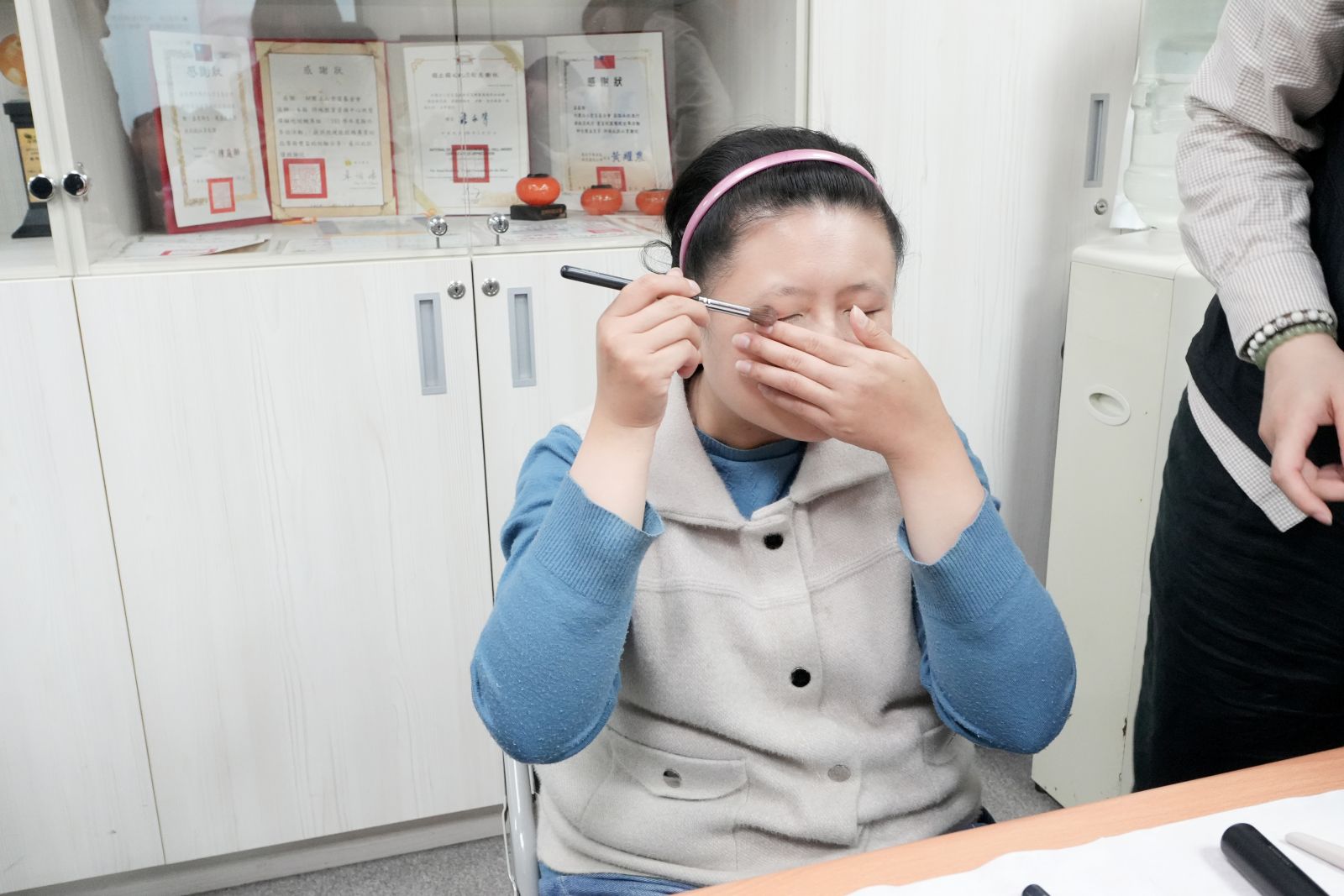 運用手指輔助便可以精準定位臉部上妝位置。