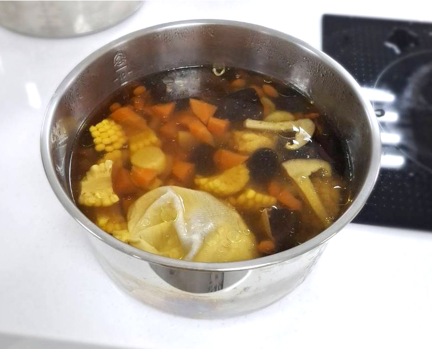 中藥搭配蔬菜烹煮出的食補湯品，美味又補身。