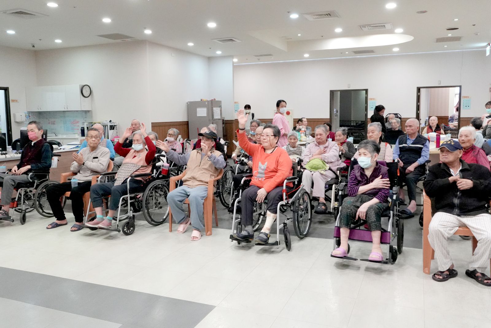 聽著愛盲樂團一首首演出的樂曲，喚醒長輩們過往充滿歡樂與活力的回憶。