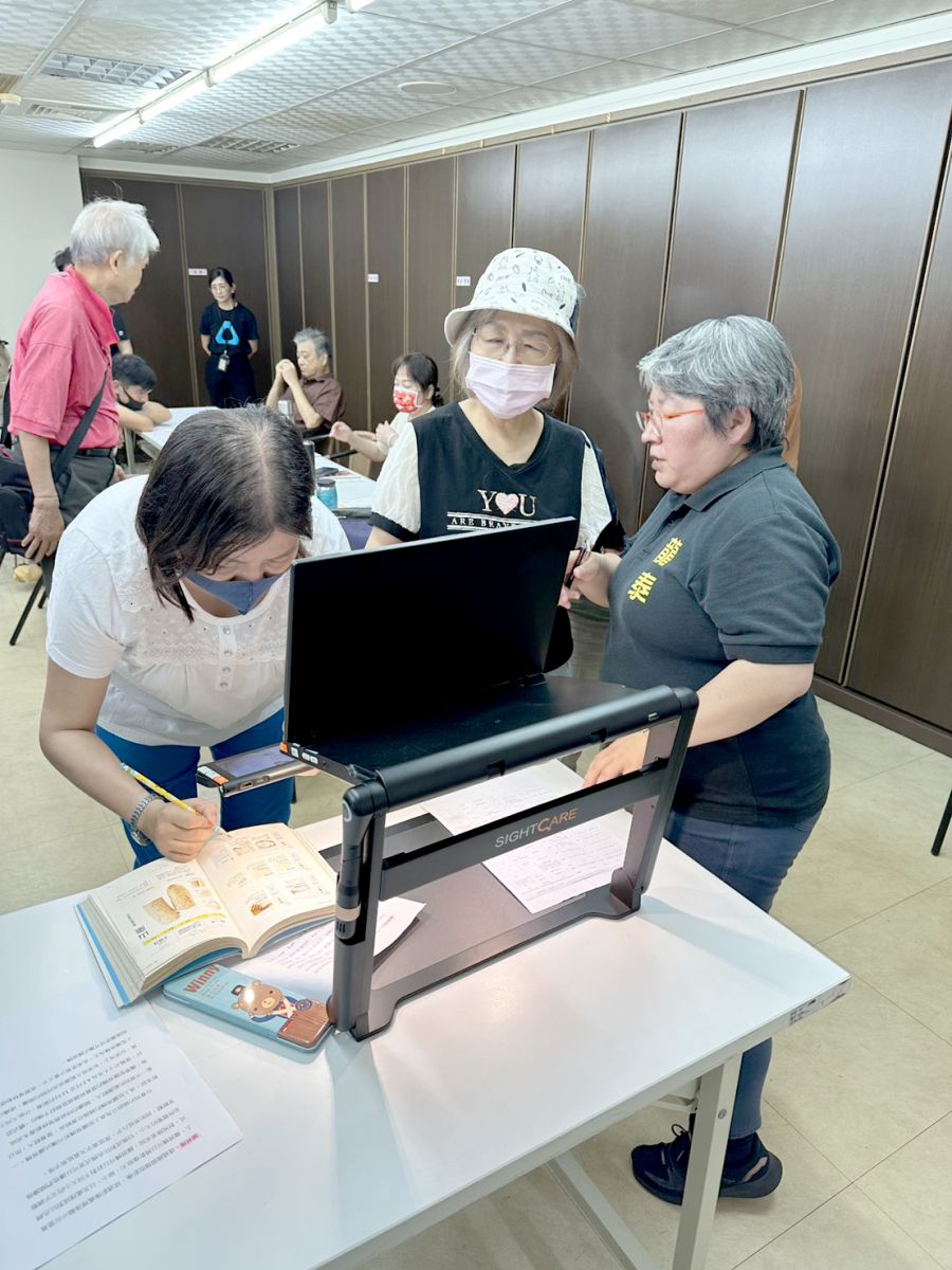 視障學員體驗操作觸控式擴視機，讓閱讀文字不再是難事。