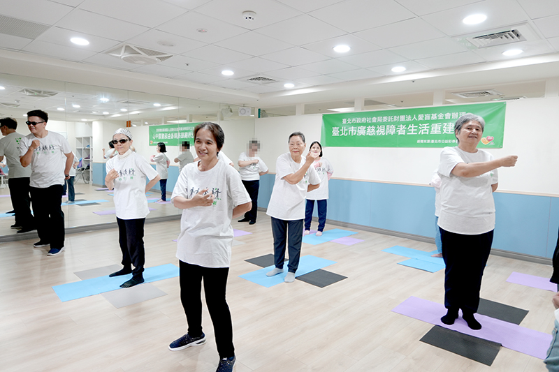 老師親自示範舞步、手勢與儀態變化，帶領學員成為自己的偶像。