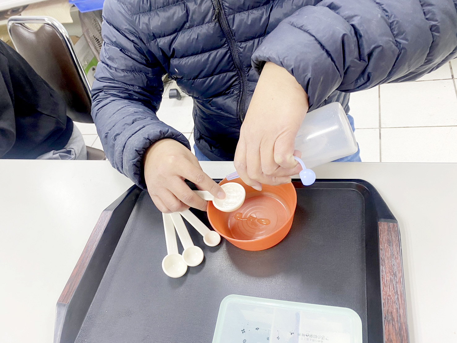 先以水代替調味料,練習倒入量匙中,才能計算出正確的比例。 先以水代替調味料,練習倒入量匙中,才能計算出正確的比例。