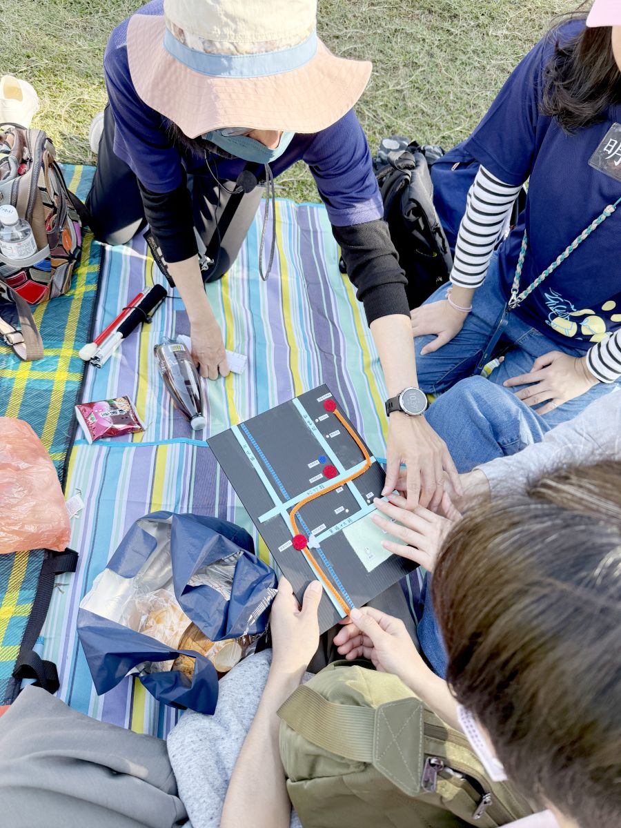 透過觸摸立體地圖，熟悉公園週邊環境。