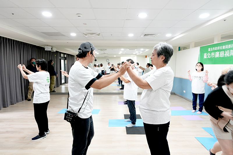 老師親自示範舞步、手勢與儀態變化，帶領學員成為自己的偶像。