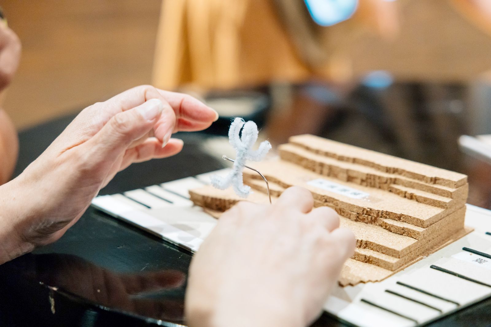 觸摸演出道具和舞台構造，可以幫助視障朋友建構演出空間，更快進入劇情當中。