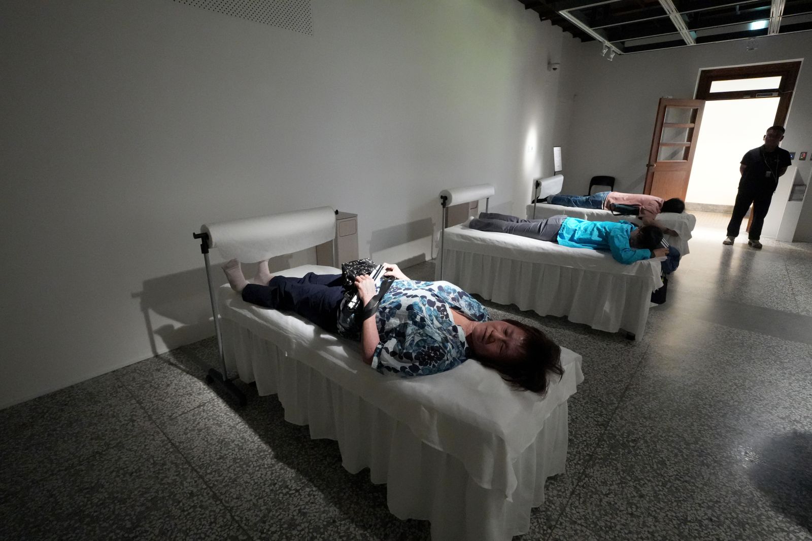 按摩床沉浸式體驗，以聽覺感受視障按摩師在勞動中的心路歷程。