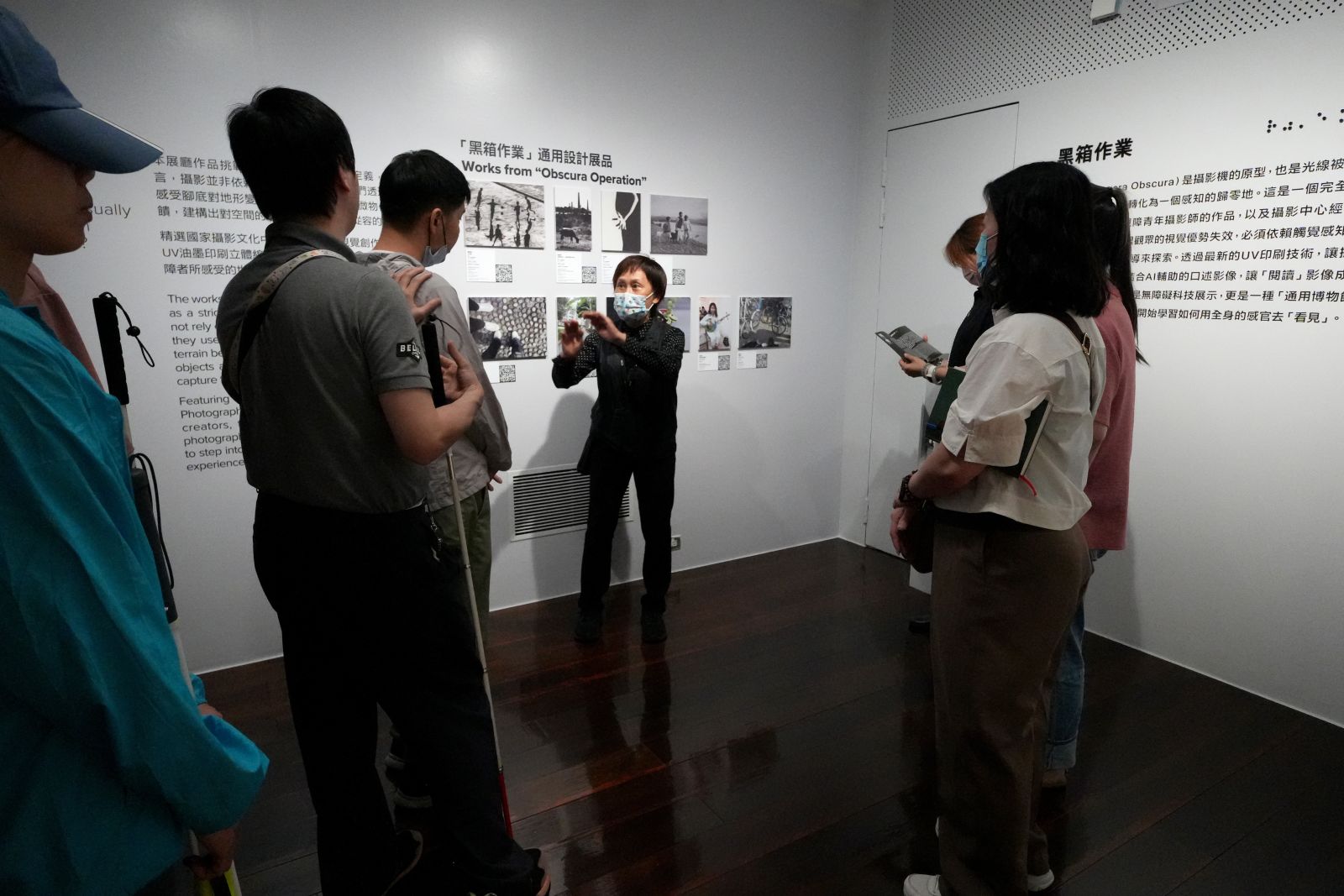 導覽志工說明各展區的作品特點。