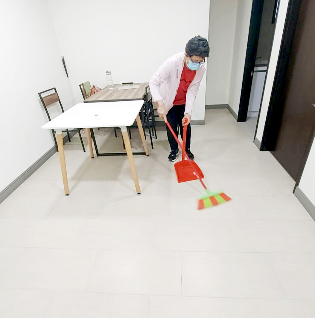 生活自理老師教授的各種技巧和訓練,讓視障者的居家生活少一點危險、多一些便利。 生活自理老師教授的各種技巧和訓練,讓視障者的居家生活少一點危險、多一些便利。