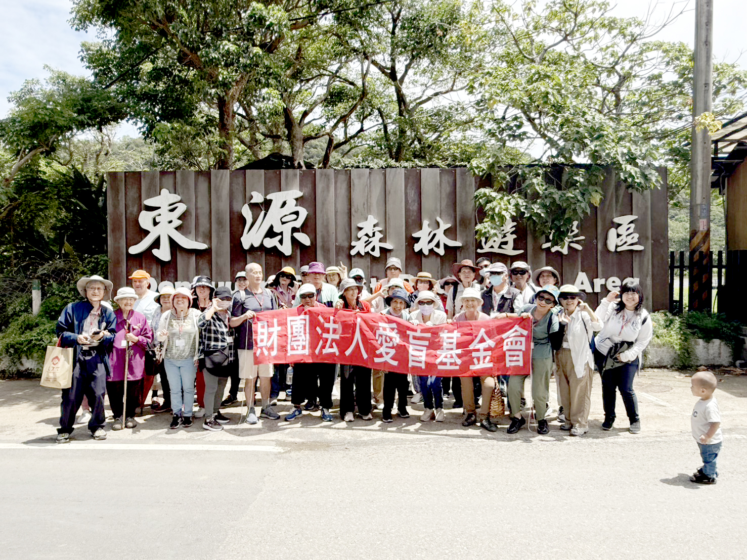 排灣族導覽員於湖畔邊介紹自然生態，聽著引人入勝的部落傳說。