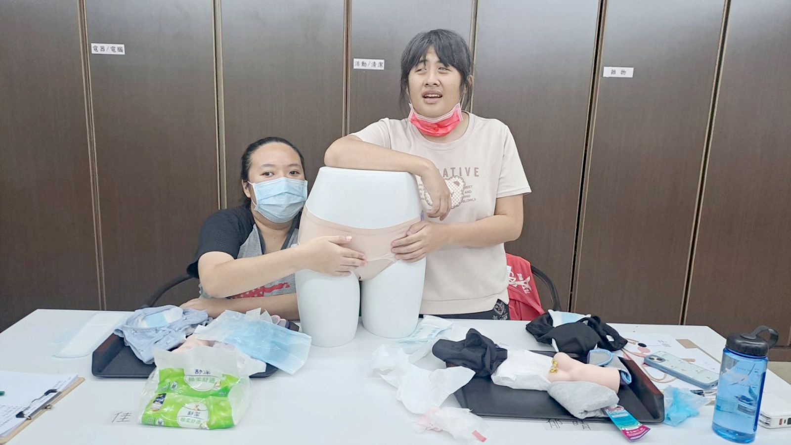 觸摸各種材質的衛生用品，並利用道具練習棉條的使用方式。