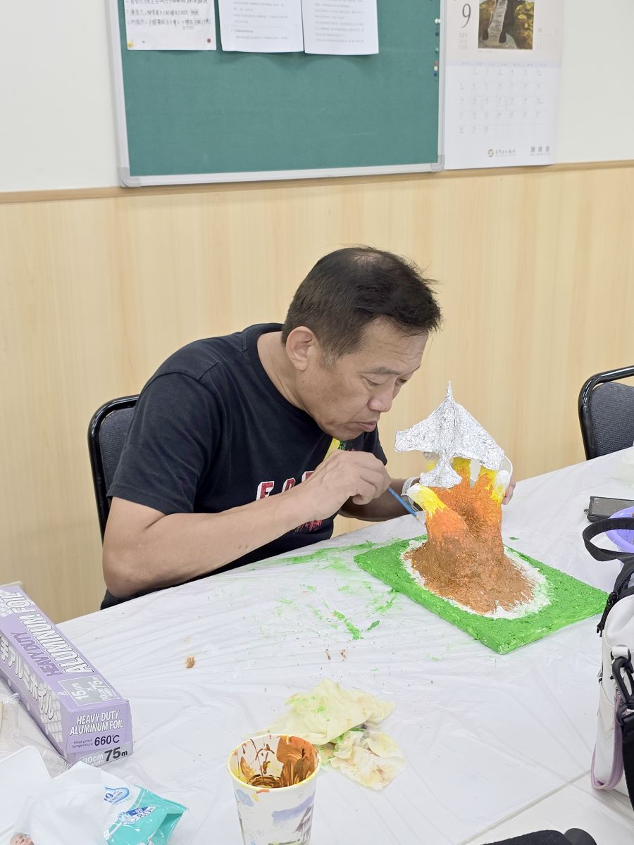 視障學員發揮創意，結合各種媒材創作。