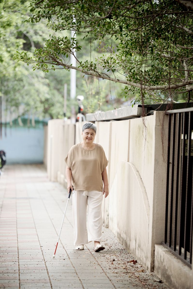 只要有白手杖在身邊，潔時姐就可以抵達任何想去的地方。