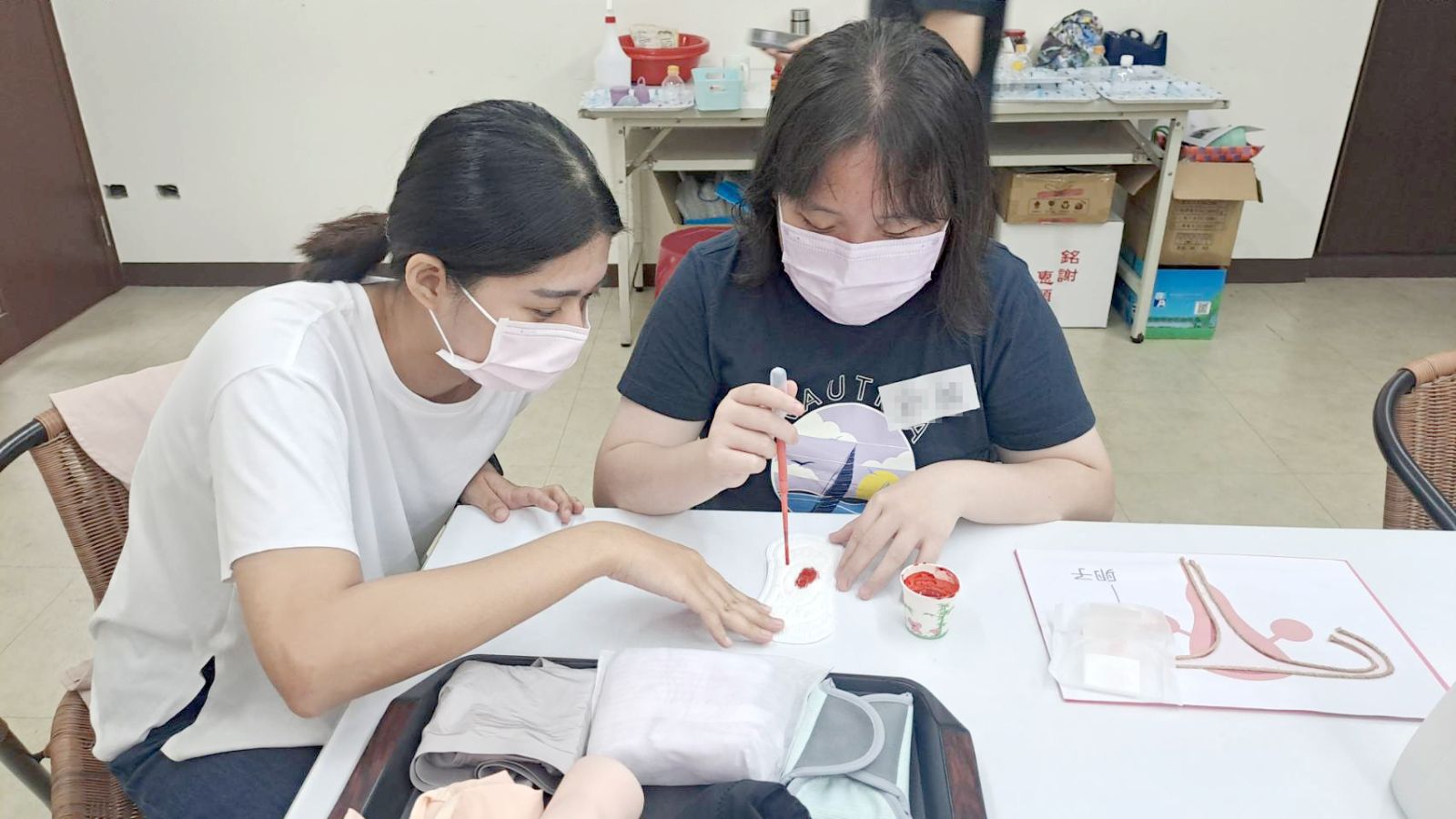 社工帶領學員將模擬血液滴在各類型的衛生用品上，感受吸收度及血量的多寡。