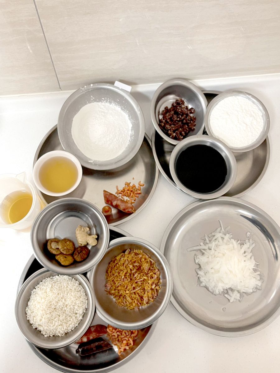 社工細心分配備料，方便視障學員料理過程定位及取用食材。