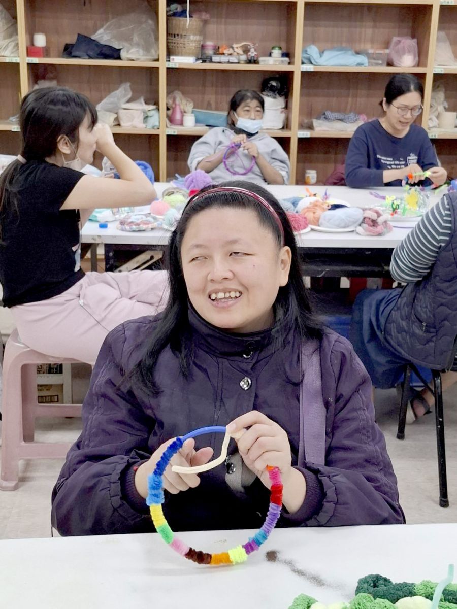 視障學員發揮創意，結合各種媒材創作。
