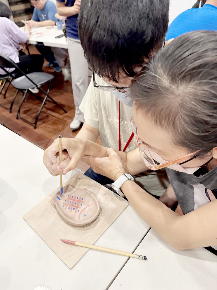 親子一同創作完成獨一無二的陶瓷碟盤。