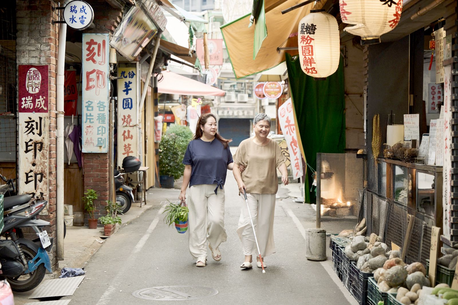 陳潔時，71歲，視網膜色素變性、視神經萎縮，雙眼全盲、有光覺