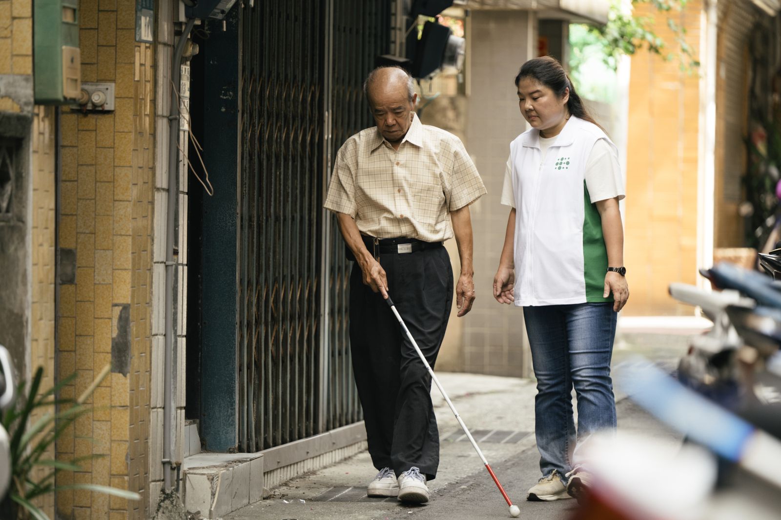 雖然吳爺爺視力持續退化，但有愛盲與家人的陪伴，他跨出勇敢的步伐，開啟嶄新的晚年人生。