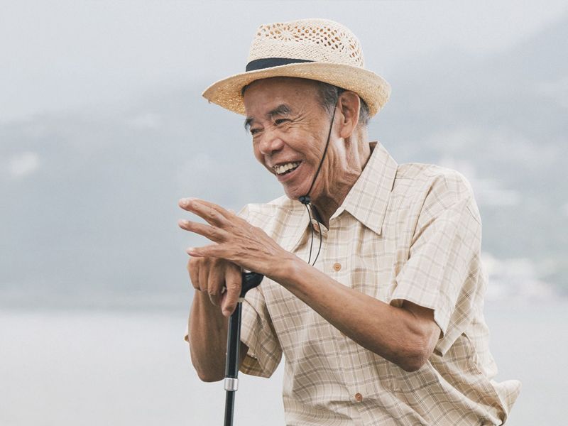 2025-11 (心話語)「一天過一天，能活下來笑著過日子，就是最大的幸福。」封面圖