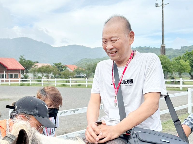 2025-12 (心話語)「都看不到了何必在意別人的眼光，為自己努力跨出第一步就對了。」封面圖