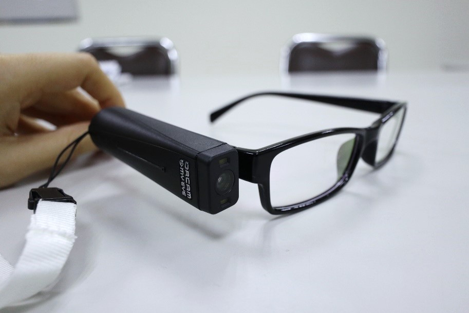 MyEye 2.0裝配的位置正確時，磁鐵會自動吸附在眼鏡鏡腳上。