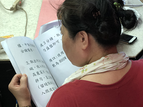 透過事前家訪，課程中老師也為阿秀姐準備她方便閱讀的食譜。