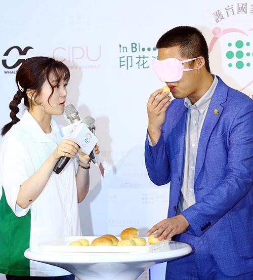 頂呱呱副總特助暨行銷部主管劉人豪挑戰以味覺辨認頂呱呱甜甜包。