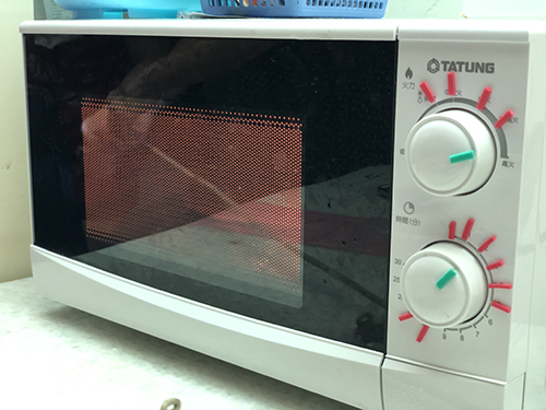 微波爐的旋鈕上有貼上觸感明顯的刻度，方便掌握時間與火候。
