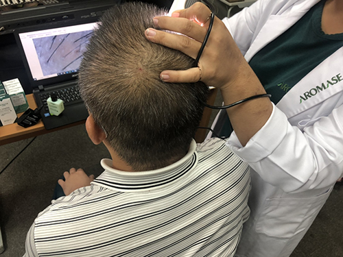 頭皮的健康狀況在養護師的儀器檢測下無所遁形。
