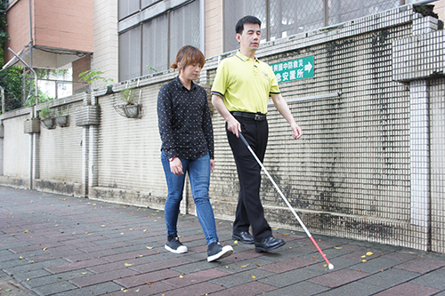 愛盲提供專業視障教學訓練，陪伴視障者獨立自主。