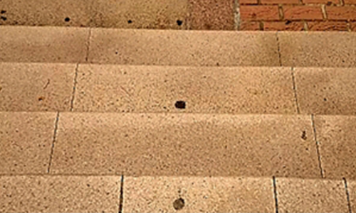 戴上色盲眼鏡後看戶外下樓方向的石階階梯，色彩凸顯、階梯邊緣容易看見(實景模擬圖)
