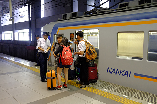 日本壯遊時遇到好心列車長，熱心引導讓四位壯遊王順利抵達機場。
