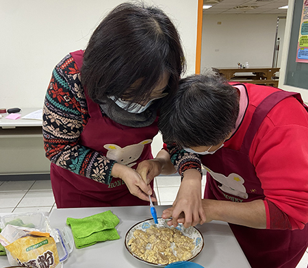 除了氣炸鍋的使用，老師也分享許多烹飪料理與技巧，如在肉品上噴油及抹油。