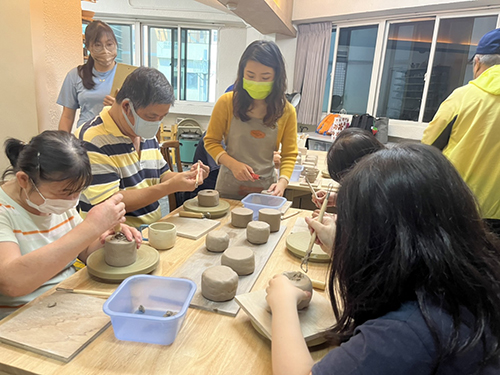 學員從零開始，跟著陶藝教師一步一步開始製作陶器。