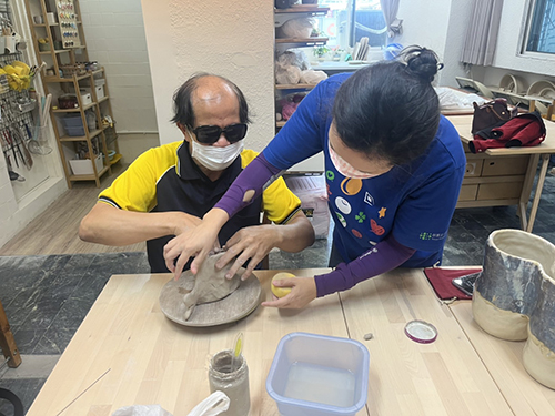 陶藝班學員展現創意，製作金魚造型的陶器。
