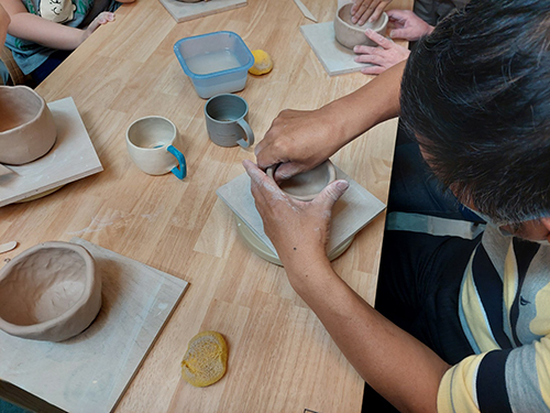 即便視力不佳，也能用雙手細膩調整陶器的厚薄，感受陶土的變化。