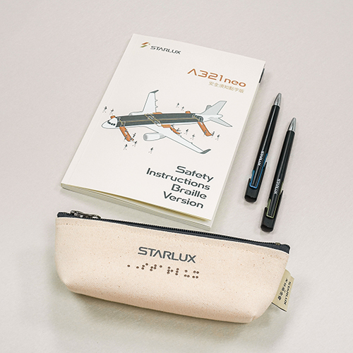 愛盲點字筆袋 (廣富號手製)與A321neo 安全須知點字筆記本。